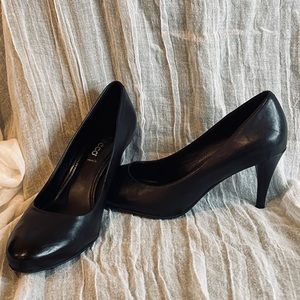 ECCO , Classic pump, natural black leather. 2.5 inch heel.